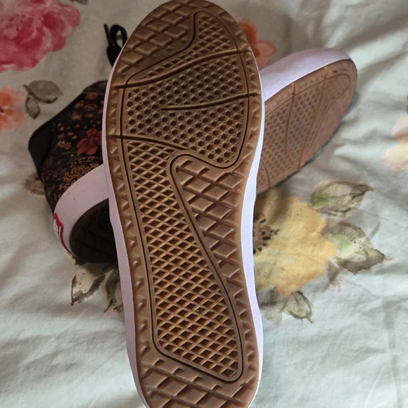 Vans Black and Red Sneakers Low-Top Casual - Picture 7 of 8